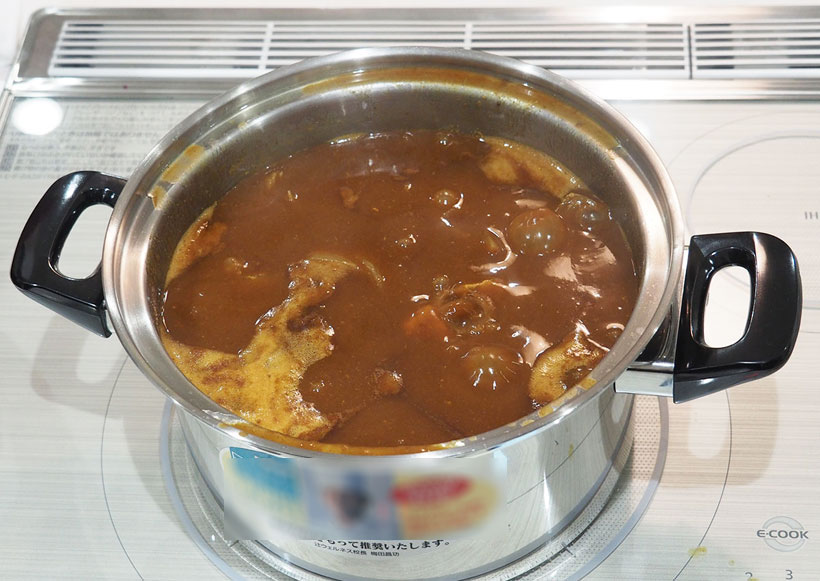 ↑ルーを入れて10分間放置したカレー。ルーがまんべんなく混ざっているのがわかります。かき混ぜる手間がないので非常にラク!