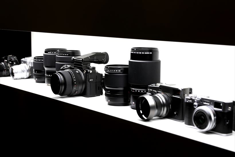 富士フイルムが「歴史的意義を持つ製品」と太鼓判！ 中判ミラーレス「GFX 50S」など3モデルを発表
