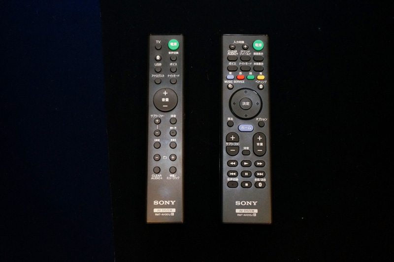 ↑MT300のリモコン(左)とMT500のリモコン(右)