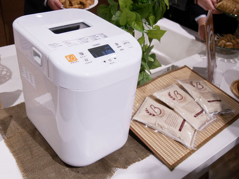 ↑「PY-5634W」の希望小売価格は2万円。3斤分のミックス粉は1200円(共に税別)