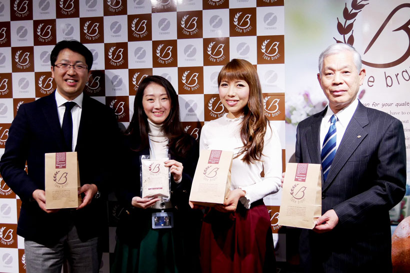↑左からツインバードの代表取締役社長 野水重明氏、商品企画部 重田りん氏、シンガーソングランナーの大地穂氏、栗原クリニックの栗原毅先生