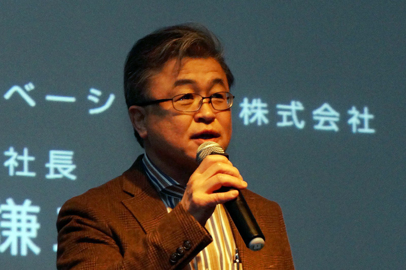 ↑発表会の壇上に登ったオンキヨー&パイオニアイノベーションズ株式会社の代表取締役社長 宮城謙二氏