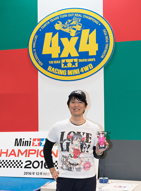 ↑「ミニ四駆チャンピオンシップ2016」のチャンピオン・松本千洋さん