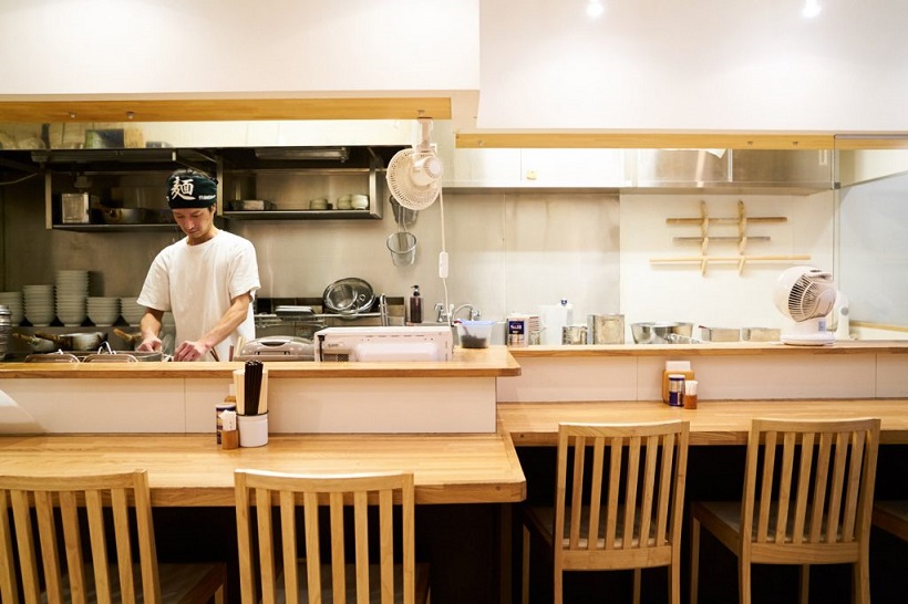 ↑店内には白木が美しい13席のカウンター。職人の手さばきを間近で見ることができるのも特徴です