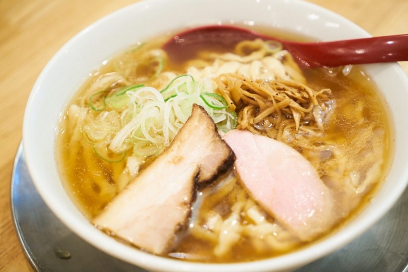 ↑喜多方らーめん(醤油)並盛150g(820円)。弓削田醤油の「吟醸純生しょうゆ」をかえし(タレ)のベースに、丸鶏と煮干しによるスープを合わせた一杯です