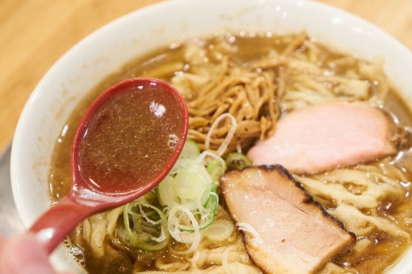 ↑喜多方らーめん(煮干)並盛150g(820円)。(醤油)がふんわり系の風味なら、こちらはガッツリ系。煮干しの香ばしさが前面に出ていながらもエグみは皆無で、クセになるおいしさです