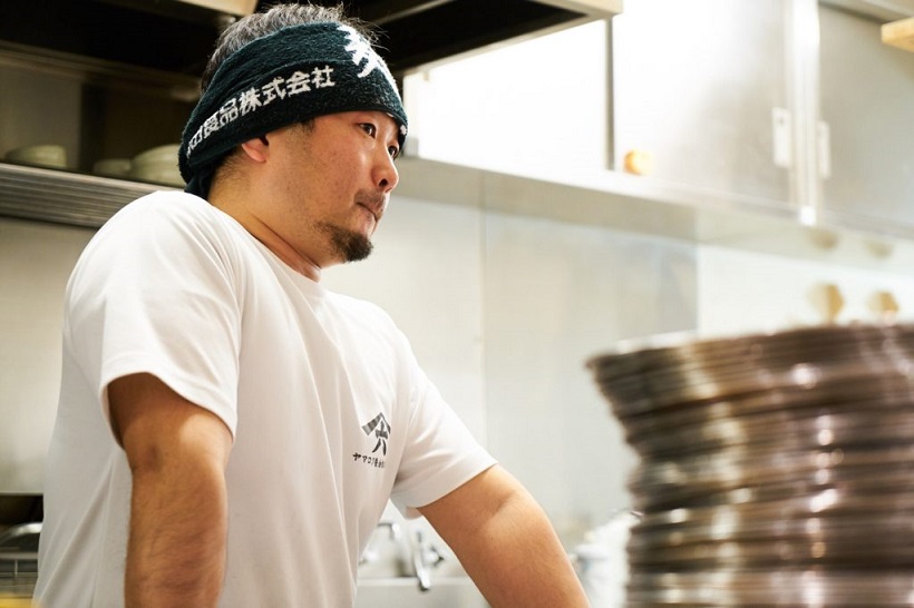 ↑取材時、店主の代わりにラーメンを作ってくれた店長の佐藤勇二さん。ちなみに、七彩の店主は阪田さんのほかに藤井吉彦さんがいて、Wオーナー制というのも珍しい特徴です