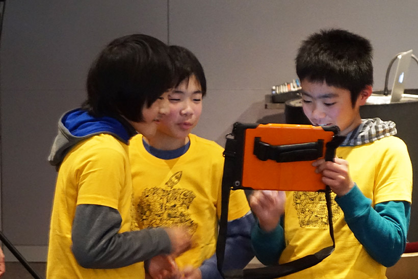 ↑6つのグループに分かれ、会場で撮影を行います。シナリオは前もって用意されていました。短時間なので、みんな真剣に撮影していました。
