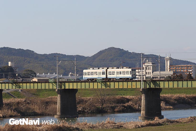 ↑筑豊地方を南北に流れる一級河川の遠賀川。電車は筑豊直方駅の手前で遠賀川橋梁を渡る