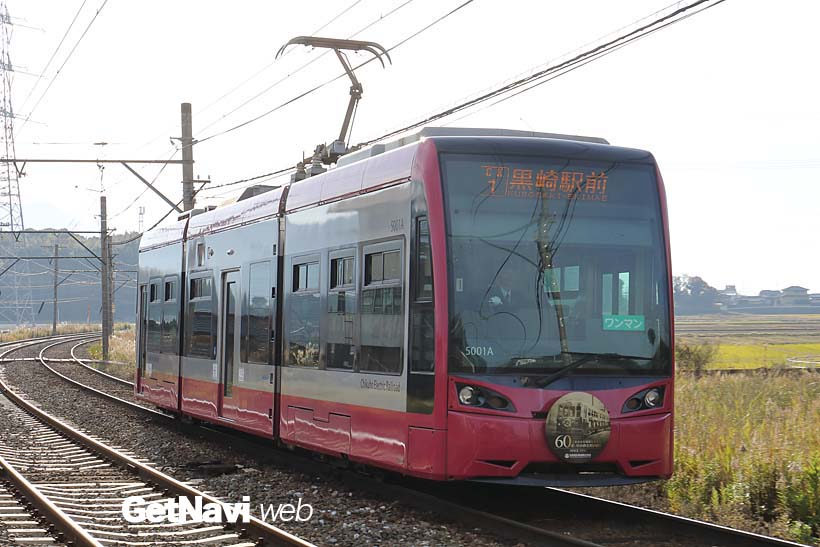 ↑2015年3月に導入された5000形。沿線の3市の花に共通するイメージ、ピンク色に塗られた