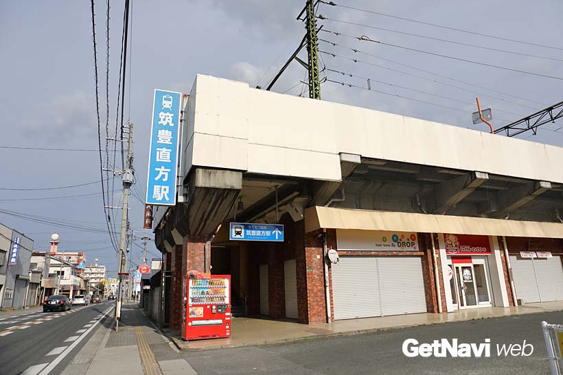 ↑福岡市への延伸を考え、高架橋上に作られた筑豊直方駅。駅前はやや閑散とした印象だった