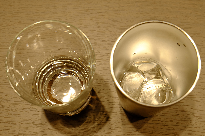 ↑ガラスのコップ(左)とサーモスのタンブラー(右)に氷を入れてから、5時間ほど放置したものがこちら。タンブラーには、いまだに氷が残っていました