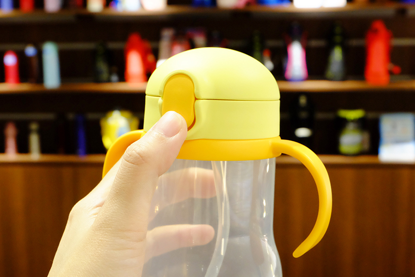 ↑ボタンを押すだけでワンタッチ・オープン! カチッと閉まると液漏れの心配がないので、持ち運びに便利です