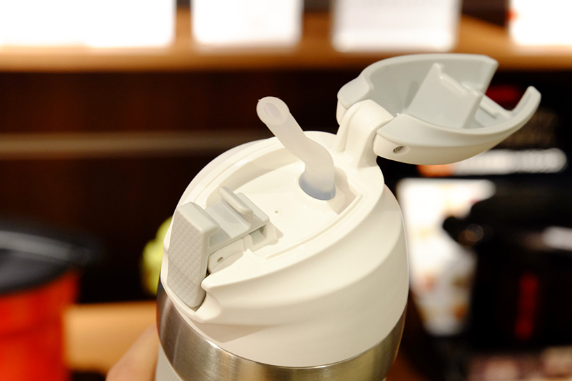 ↑飲みやすい、ストロータイプ。ワンタッチのボタンを押すだけで、片手で素早く使えます。ストローから液体が飛び散りにくいので、飲みやすく使い勝手抜群