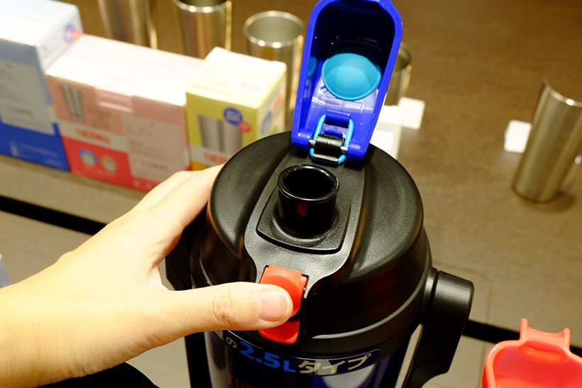 ↑ワンタッチ・オープン機能が搭載。片手で開けることができます。移動するときはロックの操作も簡単です。ステンレス製なので、保冷力がUP
