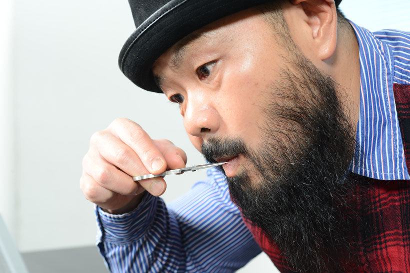 「これは欲しい」と大興奮! ヒゲ自慢のプロレスラー・外道を夢中にさせたヒゲ専用お手入れアイテムは?