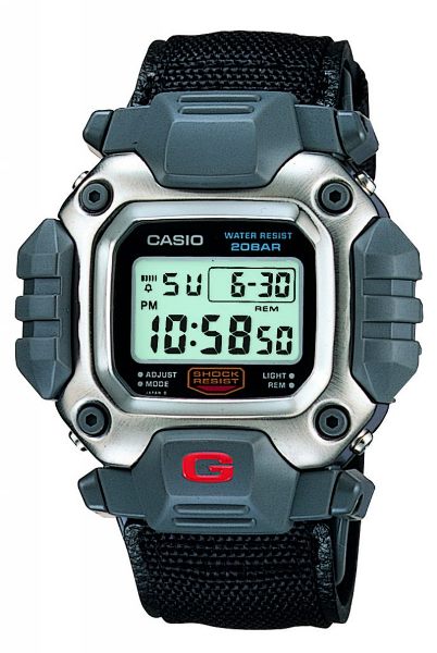CASIO G-SHOCK DW-6400C ガンダムモデル ガンダム」と呼ばれたG-SHOCKーー樹脂プロテクターにメタルの鎧