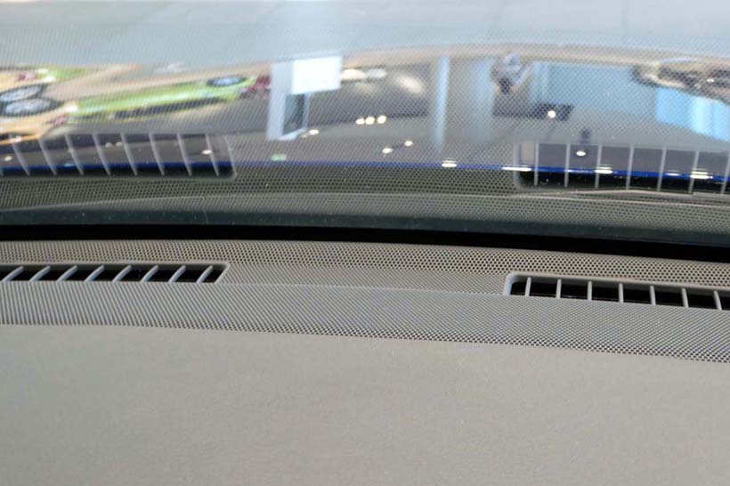 ↑ダッシュボード奥には3つの8cm中高音域ツイドラーを配置している