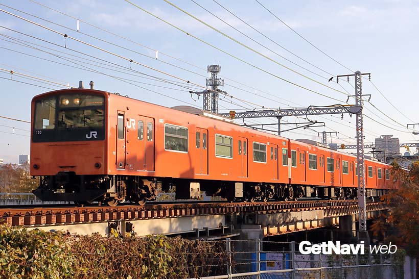 ↑大阪環状線を走るオレンジ色の201系。今後、新型323系の量産化で車両数を大幅に減らしそうだ