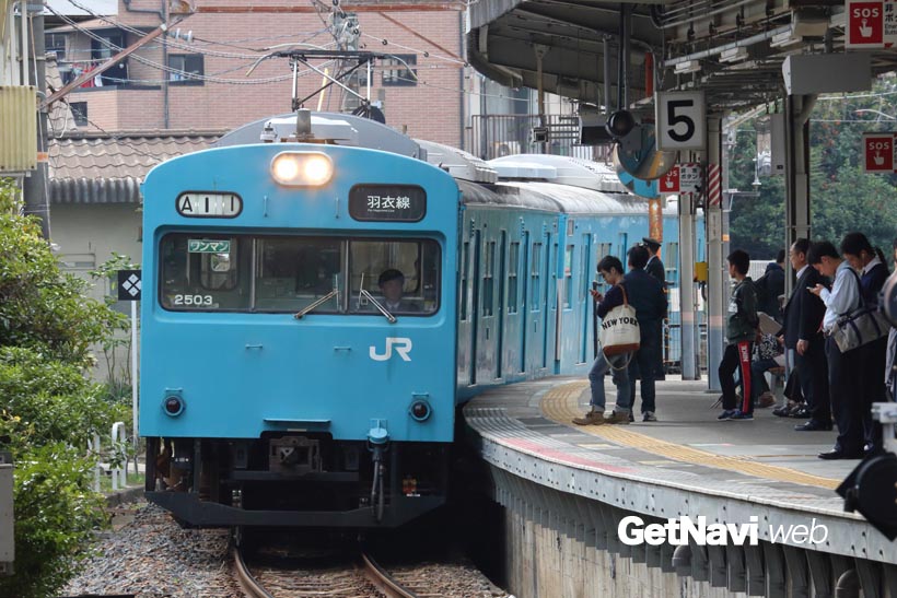 ↑羽衣線の鳳駅に入線する103系。羽衣線では3両編成の103系が長年にわたって使われてきた