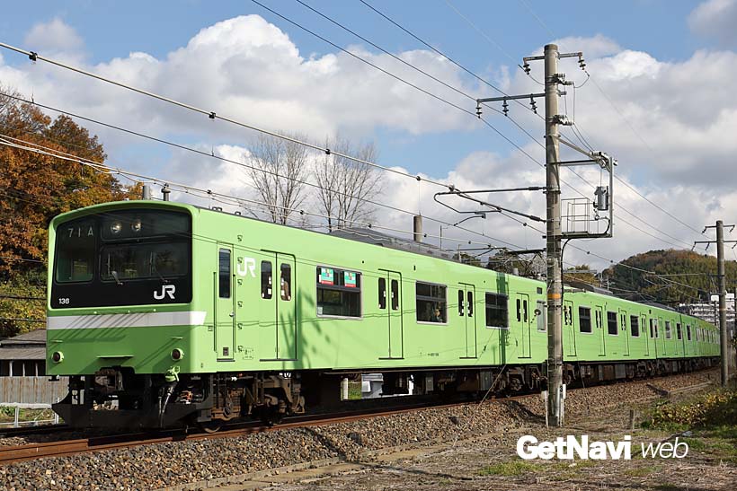 ↑関西線を走る201系電車。同路線の普通電車のほとんどが、このウグイス色の201系で運行されている