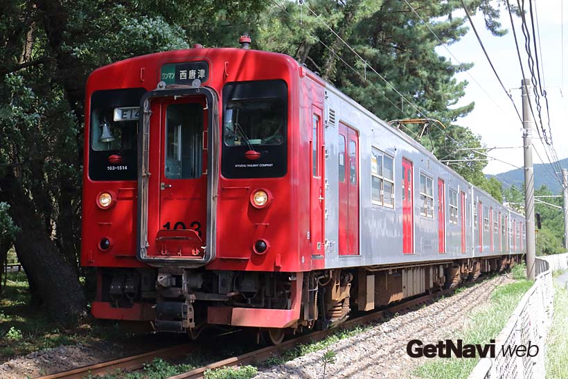 ↑筑肥線を走るJR九州の103系。正面の形や色も異なり同じ103系とは思えない華やかさだ