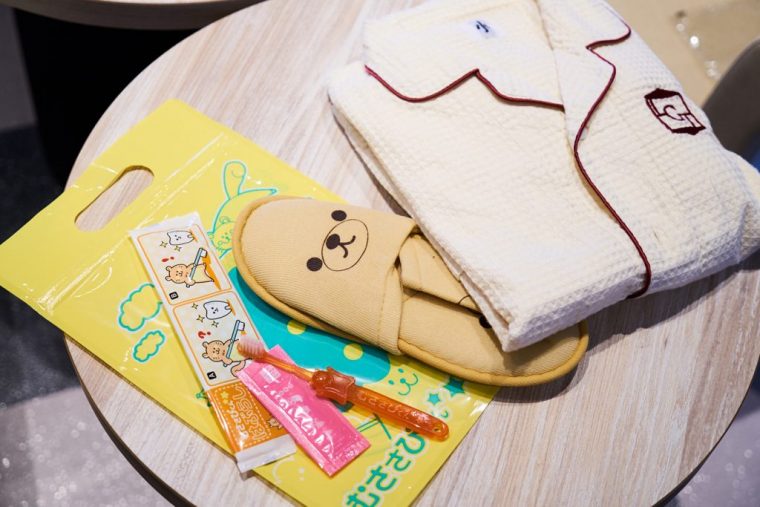 ↑「むささびくん」と呼ばれている子ども用アメニティ。かわいいスリッパと歯ブラシ、130サイズの子ども用ルームウエア