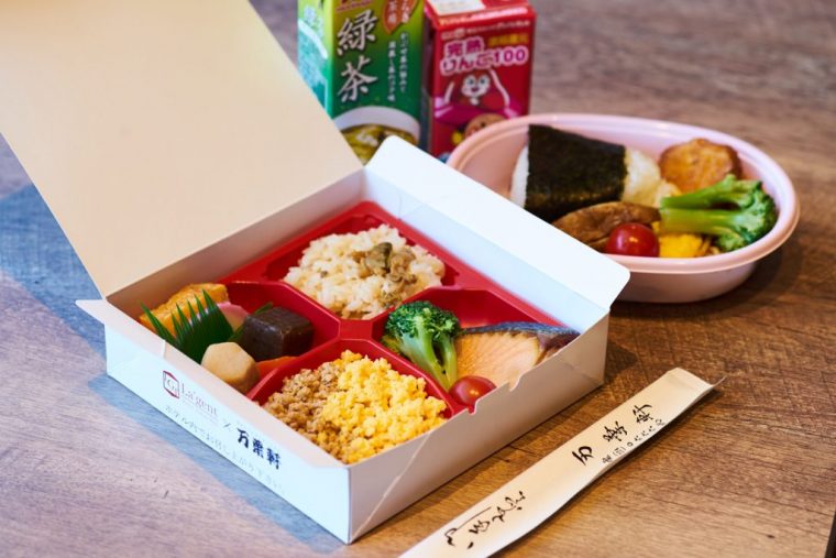 ↑朝食はお弁当を無償提供。この日は千葉の老舗駅弁屋「万葉軒」。(内容は変更になる場合があります)