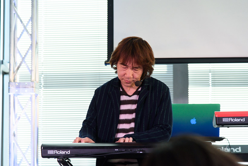 ↑「GO:KEYS」やステージ・キーボード「RD-2000」を使ってデモ演奏を披露したキーボーディストの篠田元一 さん