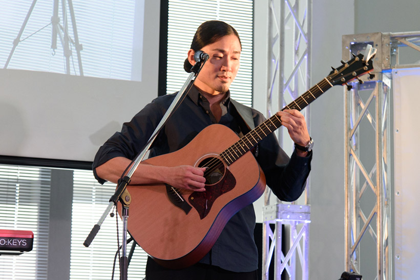 ↑BOSSのアンプ「Acoustic Singer」シリーズを使ってライブを披露したbonobosの小池龍平さん