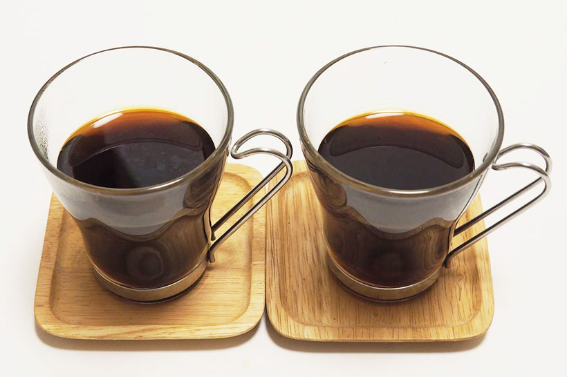 ↑左が沸騰コーヒーで右が85℃コーヒー。沸騰コーヒーのほうが色が若干濃いめ。最大の違いは、沸騰コーヒーの表面にはコーヒーの油が浮いていること。このためか、意外にも香りは沸騰コーヒーのほうが上。ただし、味は85℃コーヒーのほうがまろやかで旨みがあり、奥深さがありました