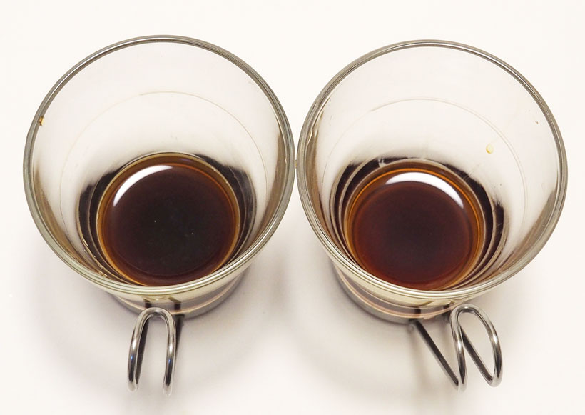 ↑2時間置いたコーヒー。右の85℃コーヒーは澄んでいてカップの底が見えるが、左の沸騰コーヒーは少し濁って底が見えない。味も沸騰コーヒーはえぐみと酸味が強くなっている