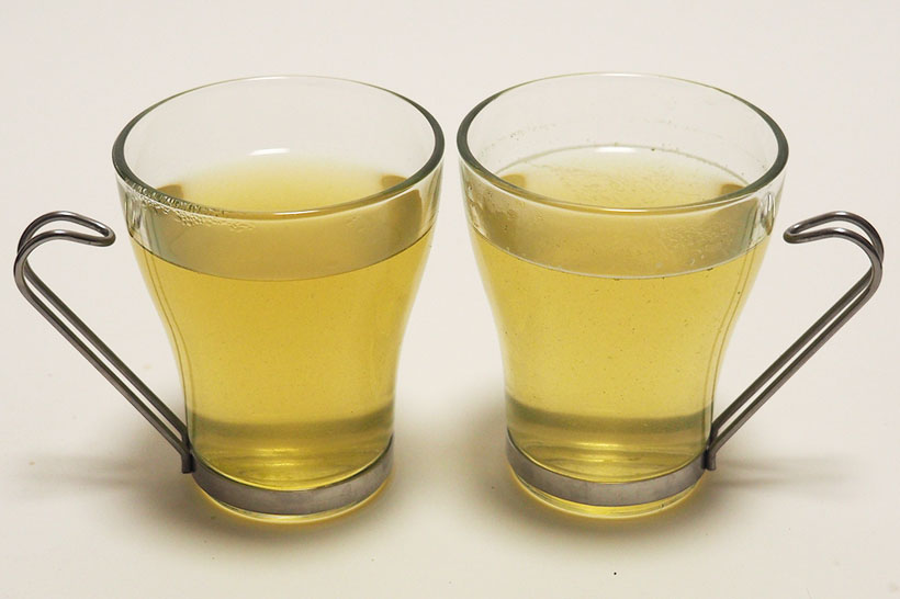 ↑左が沸騰、右が70℃で淹れた煎茶。なぜか、70℃で淹れると同じ茶こしを使っているにもかかわらず、高級な茶葉に現れるというホコリのような毛茸(お茶の産毛)がたくさん浮かんできます。また、70℃のほうが、なぜか沈殿物も多めです