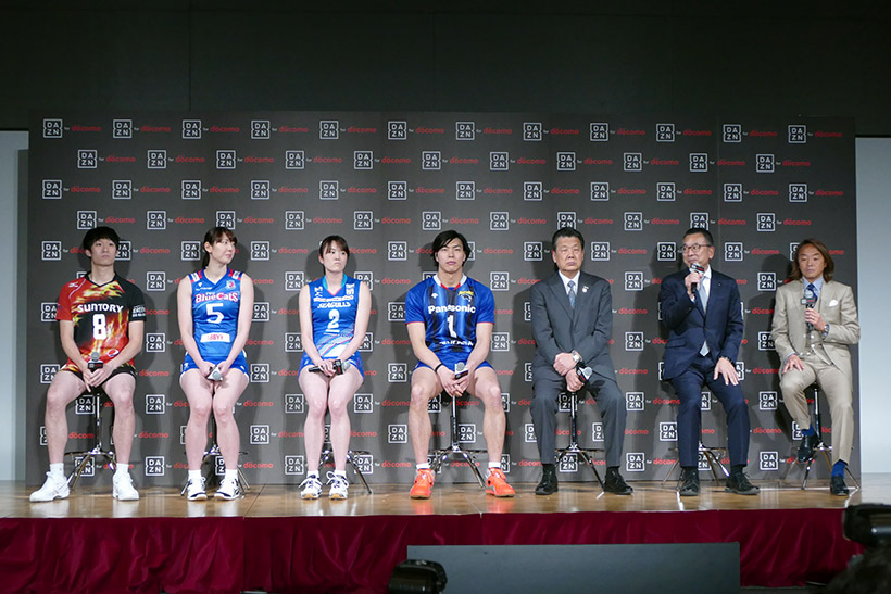 ↑右からJリーグ選手OBの北澤豪さん、日本プロサッカーリーグ・チェアマンの村井満さん、日本バレーボール機構・代表理事会長の嶋岡健治さん、パナソニックパンサーズの清水邦広選手、岡山シーガルズの山口毎選手、PFUブルーキャッツの江畑幸子選手、サントリーサンバーズの柳田将洋選手
