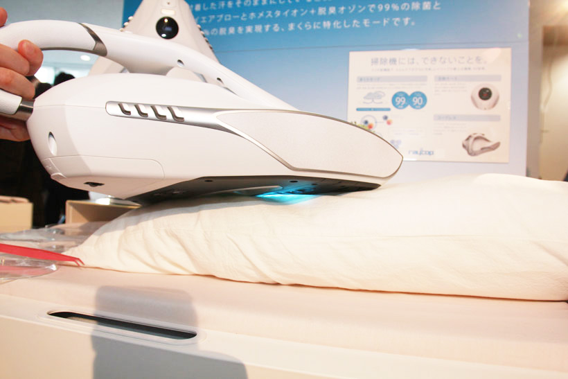 ↑本体裏面から照射されるUV-C。目の保護のため、本体を持ち上げるとセンサーが働き自動的にUVランプは消えます