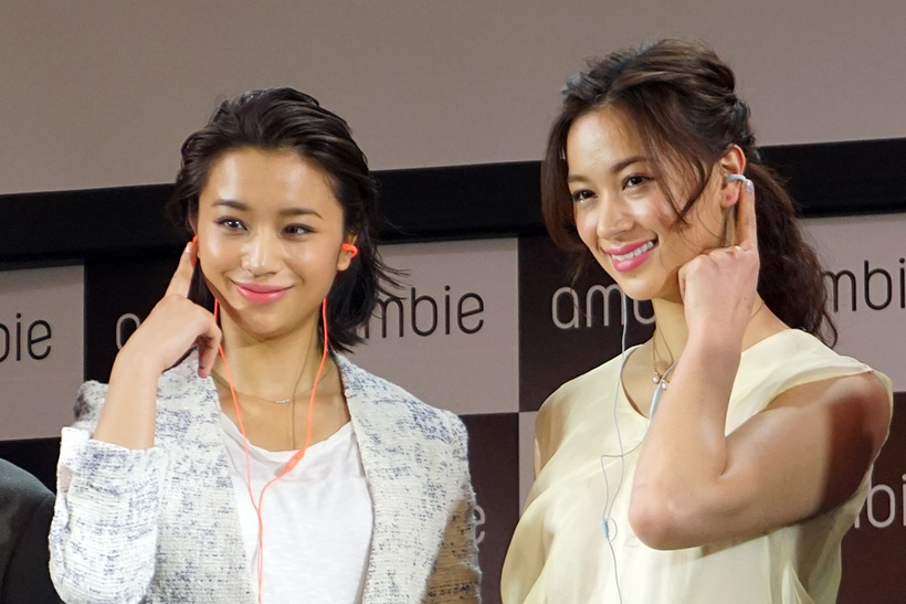 ソニーの開発者が考案! 音楽を聴きながら会話もできる新感覚のイヤホン「ambie sound earcuffs」