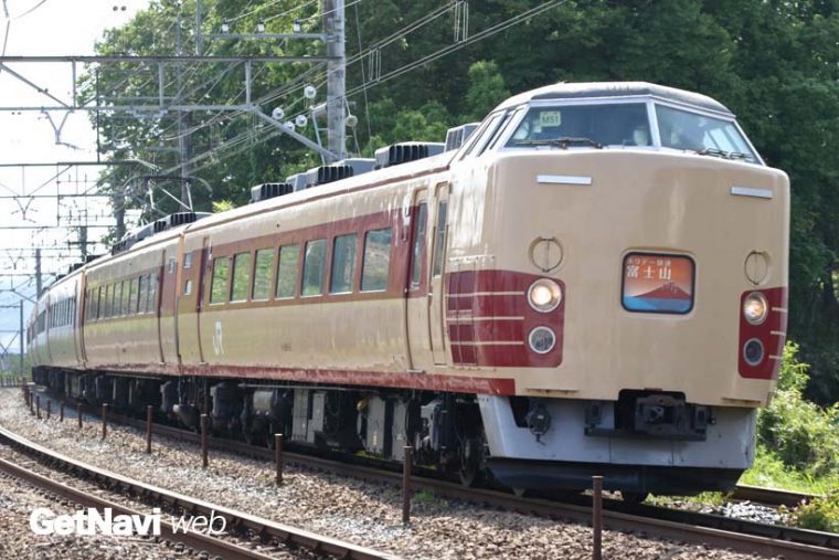 ↑クリーム色と赤色という国鉄特急色のM51編成。いまや同塗り分けはJRグループで唯一となっている