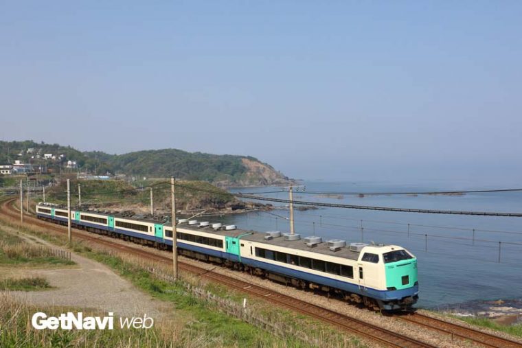 ↑新潟県の鯨波海岸沿いを走る485系快速列車。名撮影地での姿も今年で見納めとなりそうだ