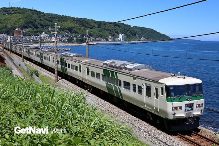 ↑185系は主に東京駅と伊豆急行・伊豆急下田駅、伊豆箱根鉄道・修善寺駅と結ぶ「踊り子」に使われる