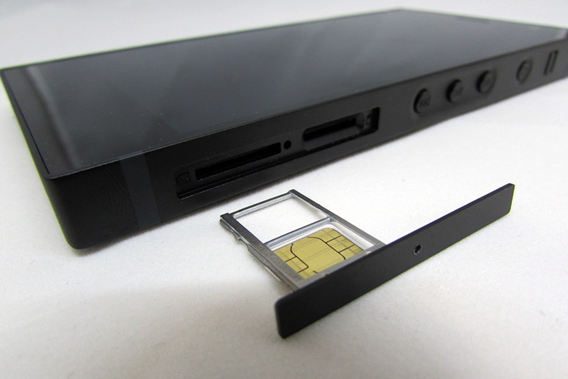 ↑SIMとmicroSDカードのスロット。それぞれ独立しています