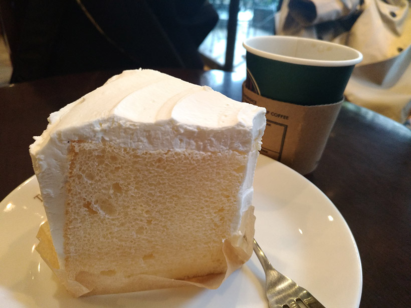 ↑ホイップクリームの載ったシフォンケーキをオートで撮影。かなり黄色いライトでしたが、自然な色味に補正されているようです