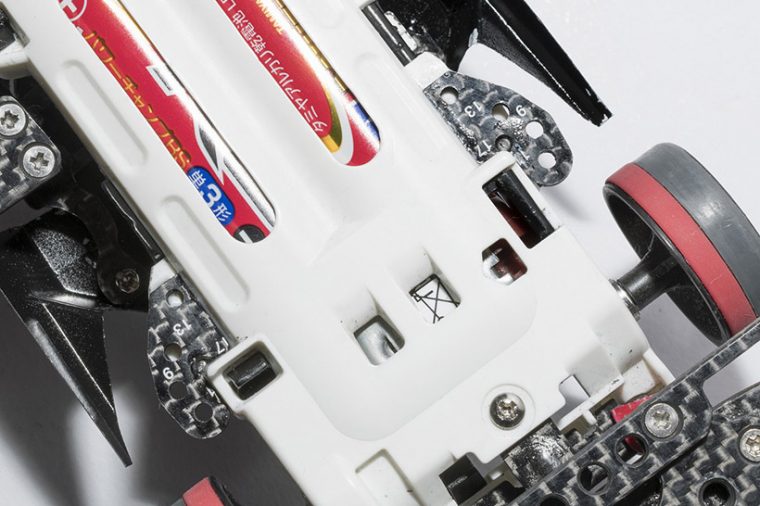 ↑ギヤボックスのツメ付近をカーボンプレートで補強。シャーシのねじれによる減速を防ぐ
