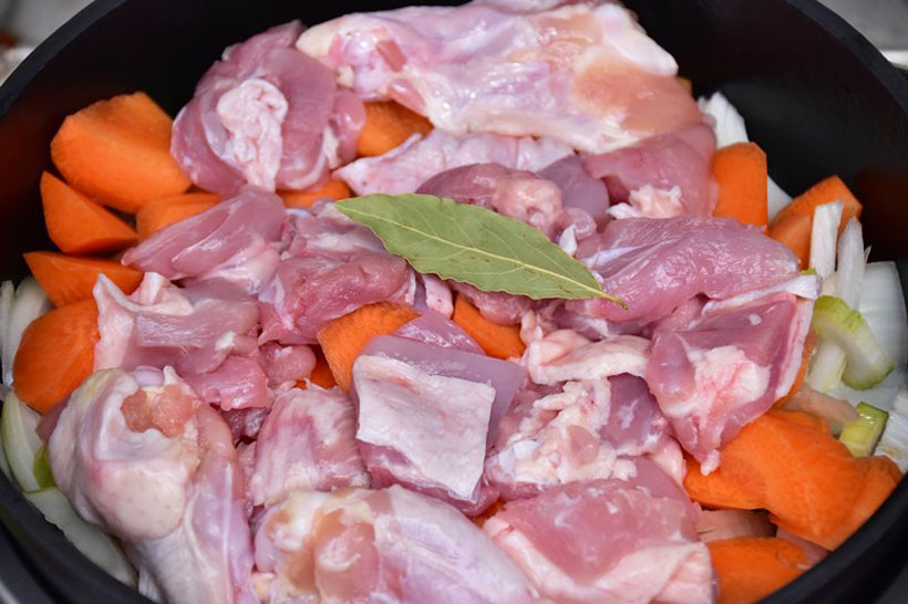 ↑野菜を順番に敷き詰め、一番上に鶏もも肉を載せる