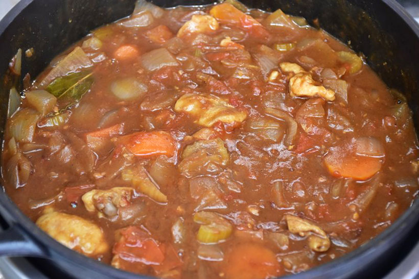 ↑1時間ほど煮込んだら、カレールウを加え、混ぜ合わせて予熱で味をなじませたらできあがり