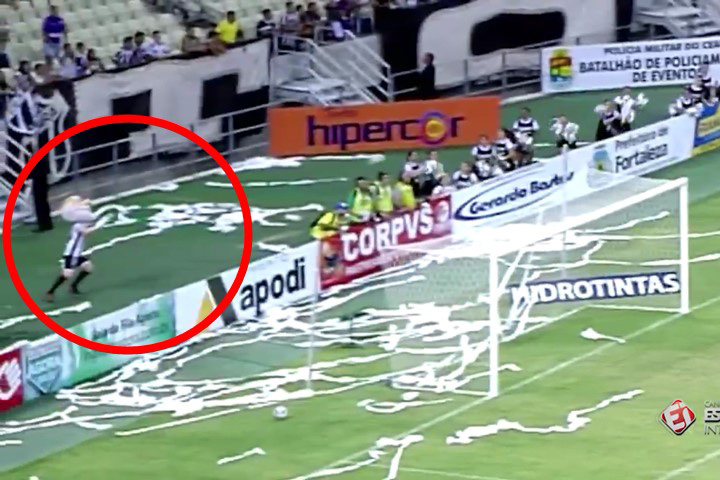 【動画】ゴールキーパーの後ろの後ろは任せろ!? マスコットが謎のスーパーセーブを披露!