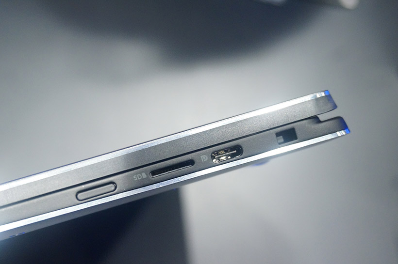 ↑microSDカードスロットやUSB Type-Cなど、拡張性も確保