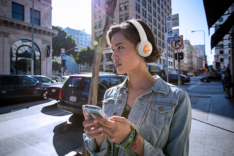 メタリックな輝きがオシャレなJBLのBluetoothヘッドホン「DUET BT」