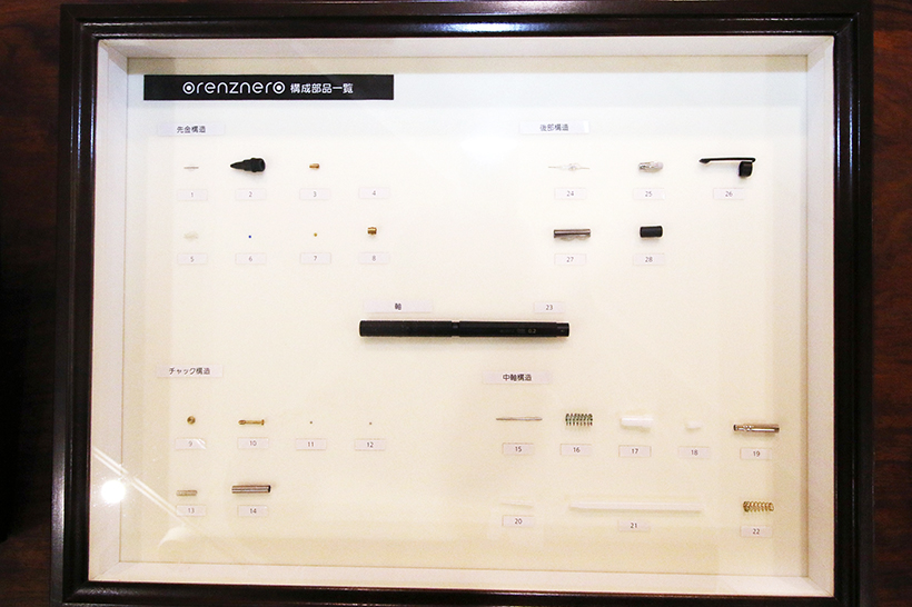 ↑orenzneroに使用されている構成部品の一覧。部品点数28点と、通常のシャープペンシル(10点前後)の3倍近い複雑な構造をしているのが分かる。