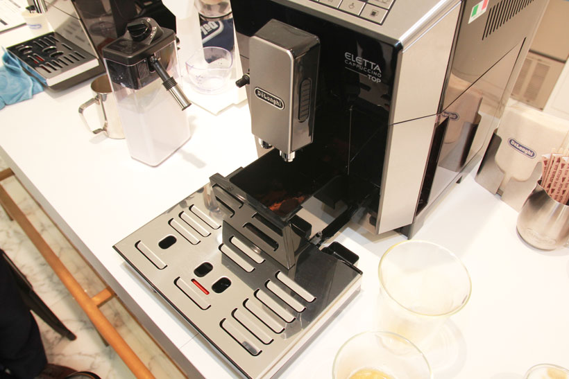 ↑コーヒーカスは前面下部に自動的にたまっていくので、ある程度飲んだら捨てます