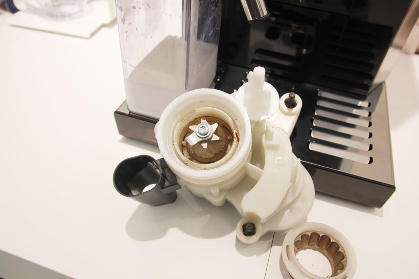 ↑デロンギが採用しているコーン式グラインダー。豆を小さく切っていくので熱を持ちにくく均一な仕上がりになる